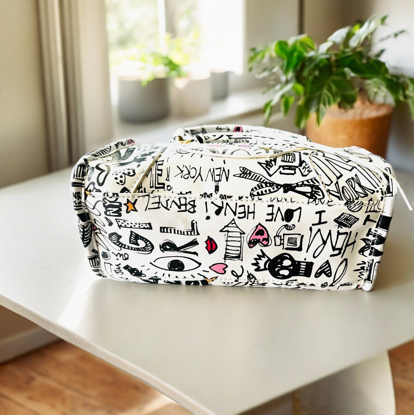 Urban Graffiti Chick Purse (White)