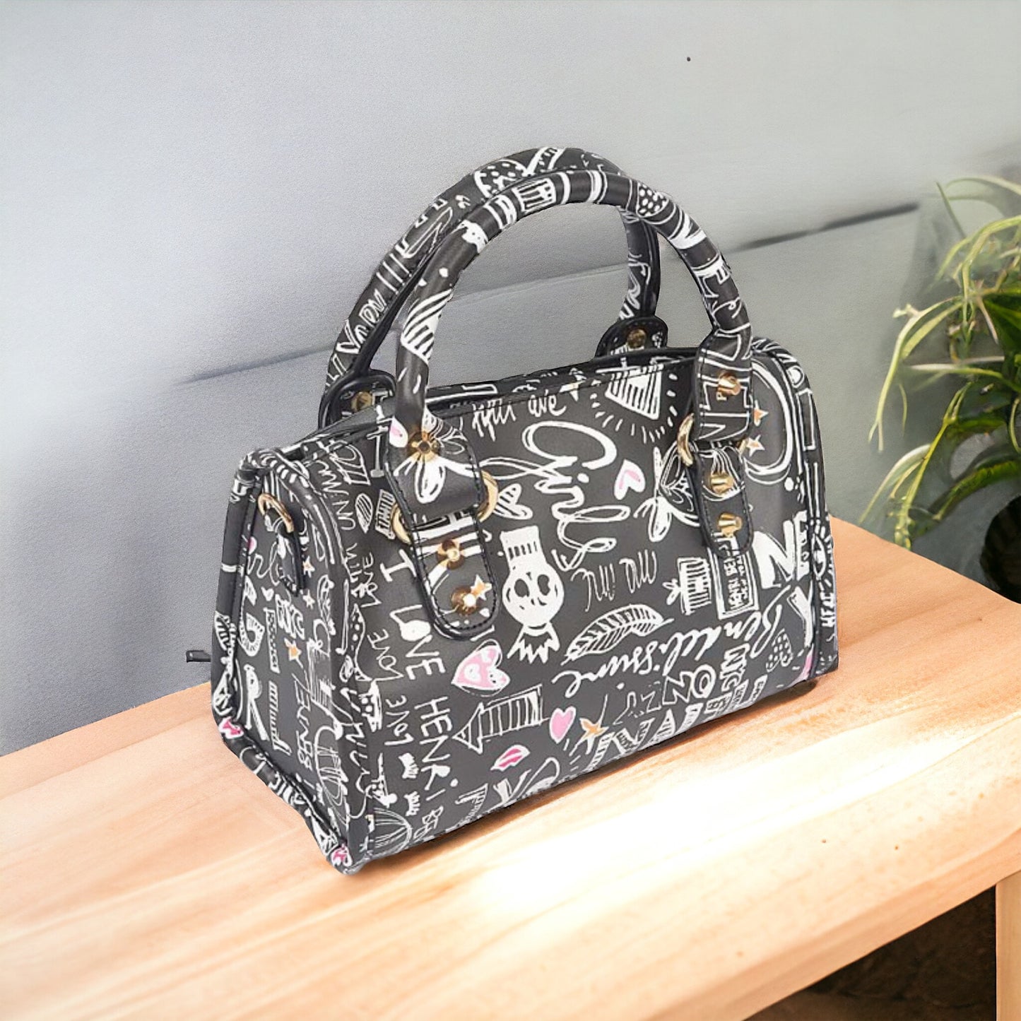 Urban Graffiti Chick Purse (Black)